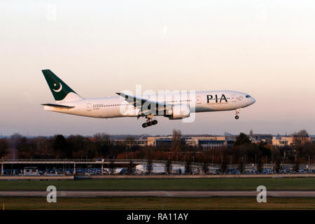 Boeing 777-240, Pakistan International Airlines. PIA. Landung am Flughafen Heathrow Terminal 5, London. UK. Stockfoto