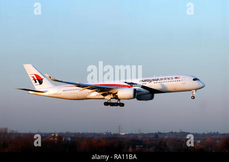 Airbus A350-900 der Landung am Flughafen Heathrow in Großbritannien. 9M-MAE Malaysian Airlines. Stockfoto