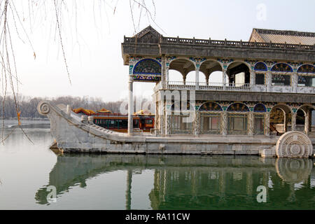 Der Stein oder Marmor Boot, 1755, Qing Dynastie. 1893 repariert, Sommerpalast, Peking. China. Boot von Reinheit und Leichtigkeit klar und friedlichen Boot. Stockfoto