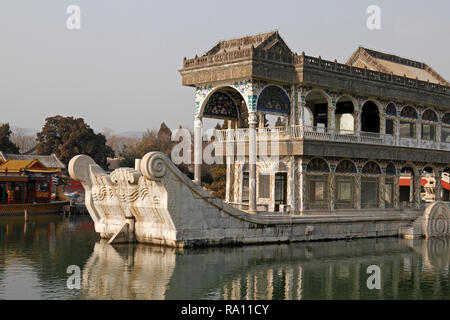 Der Stein oder Marmor Boot, 1755, Qing Dynastie. 1893 repariert, Sommerpalast, Peking. China. Boot von Reinheit und Leichtigkeit klar und friedlichen Boot. Stockfoto