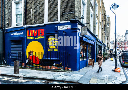 Bunte Levi's Reklametafeln, betterton Street, Covent Garden, London, England, UK. Stockfoto