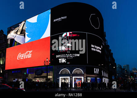 Piccadilly Circus beleuchtete Zeichen in der Nacht, Westminster, London, England, UK. Stockfoto