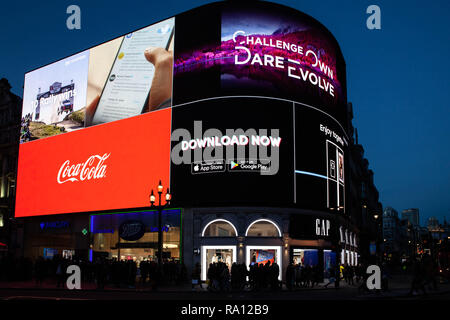 Piccadilly Circus beleuchtete Zeichen in der Nacht, Westminster, London, England, UK. Stockfoto