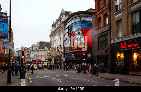 Das West End Theatre District, Shaftesbury Avenue, London, Westminster, W1, England, UK. Stockfoto