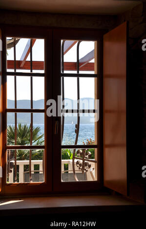 Blick auf das Meer von einer Villa an der Küste von Orebic, Kroatien Stockfoto