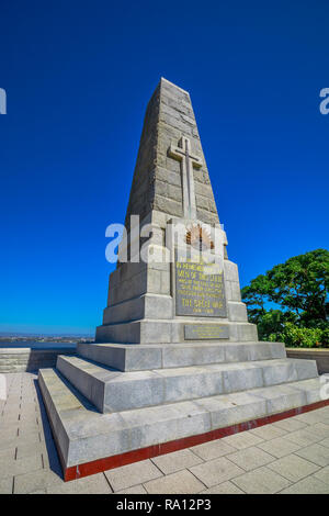 Perth, Australien - Jan 3, 2018: ehrenmal von Kings Park am Zustand War Memorial auf dem Mount Eliza. Kings Park ist ein großer Park in Perth, Western Australian botanischer Garten. Vertikale erschossen. Blue Sky copy Space Stockfoto