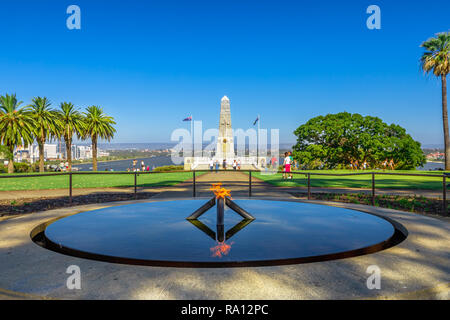 Perth, Australien - Jan 3, 2018: die ewige Flamme der Erinnerung und der Pool der Reflexion mit dem Staat War Memorial hinter auf dem Mount Eliza im Kings Park. Perth Skyline im Hintergrund. Kopieren Sie Raum, blauer Himmel Stockfoto