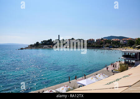 Ein Blick entlang der Küste bei Split, Kroatien mit Touristen in der Sonne Stockfoto