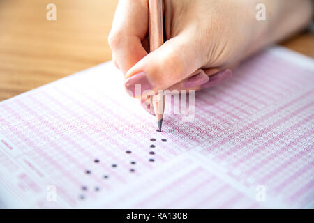 Bleistift Zeichnung Auswahl auf Fragebögen. Hand füllen Sie Prüfung Kohlepapier computer Blatt und Bleistift. Stockfoto