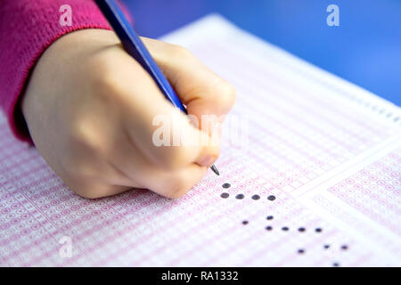 Bleistift Zeichnung Auswahl auf Fragebögen. Hand füllen Sie Prüfung Kohlepapier computer Blatt und Bleistift. Stockfoto