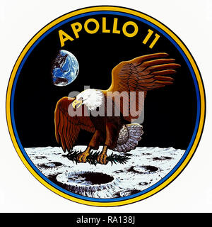 Apollo 11 1969 mission Patch mit dem Weißkopfseeadler eine Olive Branch auf dem Mond als Symbol der friedlichen Expedition. Die Plakette wurde, wird der Eingang des Astronauten Neil Armstrong, Buzz Aldrin und Michael Collins gemeinsam konzipiert. Stockfoto