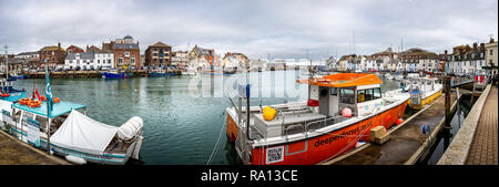 Panoramablick über Boote und Fischkutter in Weymouth Hafen im Winter in Dorchester, Dorset, England am 29. Dezember 2018 angelegten Stockfoto