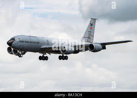 Eine Boeing KC-135 Stratotanker R betanken Flugzeuge der türkischen Luftwaffe im Royal International Air Tattoo, RAF Fairford. Stockfoto