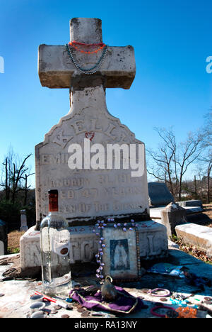 Mardi Gras Perlen schmücken den Grabstein von Gipsy Queen Kelly Mitchell Rose Hill Friedhof in Meridian, Mississippi. Stockfoto