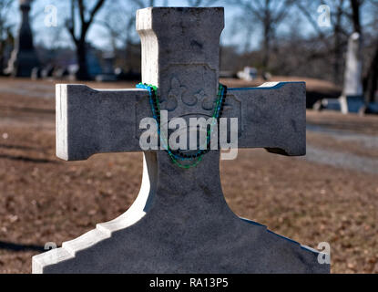 Mardi Gras Perlen schmücken den Grabstein von Lawrence Mitchell, ein Zigeuner, Rose Hill Friedhof in Meridian, Mississippi. Stockfoto