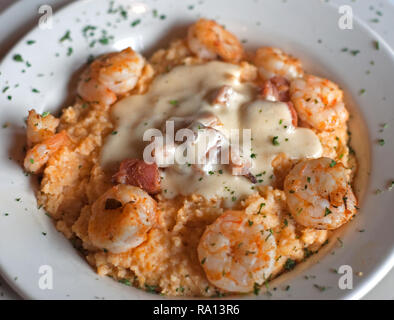 Frische Garnelen sitzt auf einem Bett von cheese grits bei Weidmann's Restaurant serviert am 31.01.16, 2011 in Meridian, Mississippi. Stockfoto