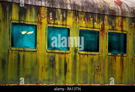 Ein 56-Sitzer Reisebus Auto, Baujahr 1947 zur zentralen Georgiens Eisenbahn, sitzt hinter dem Meridian Railroad Museum, Januar 9, 2011, in Meridian, Mississippi. Stockfoto