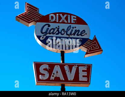 Ein Dixie Benzin Zeichen wirbt für eine Lang-Business auf der Fifth Street in Meridian, Mississippi geschlossen. Stockfoto
