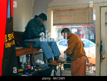 Larry Franklin Uhren als Ernest Robinson seine Schlangenleder stiefel Am/ König in Meridian, Mississippi glänzt. Stockfoto