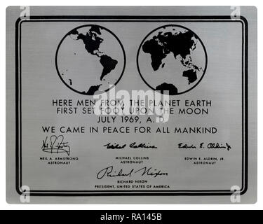 Eine Apollo 11 Edelstahl Plakette an der Apollo Lunar Module angeschlossen, die auf dem Mond gelandet. Von Jack Kinzler konzipiert, NASA der Text lautet: "Hier Menschen vom Planeten Erde Erste setzen Sie einen Fuß auf den Mond, Juli, 1969, AD. Wir kamen in Frieden für die ganze Menschheit" durch den eingravierten Unterschriften der trägt die Unterschriften von Neil Armstrong, Michael Collins, Buzz Aldrin und Präsident Richard Nixon. Die Plaketten aller erfolgreichen Missionen, landete auf dem Mond. Stockfoto