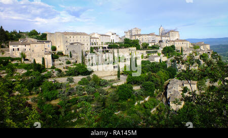 Blick von oben auf die Altstadt von Gordes in der Provence - Südfrankreich gelegen. Die schöne mittelalterliche Gebäude wurden auf dem Hügel gebaut. Stockfoto