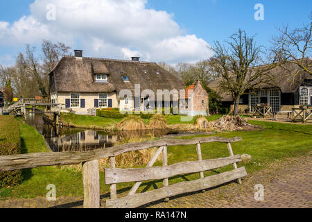 Der frühe Frühling Blick auf Giethoorn, Niederlande, ein traditionelles holländisches Dorf mit Kanälen und urige reetgedeckte Bauernhäuser. Stockfoto