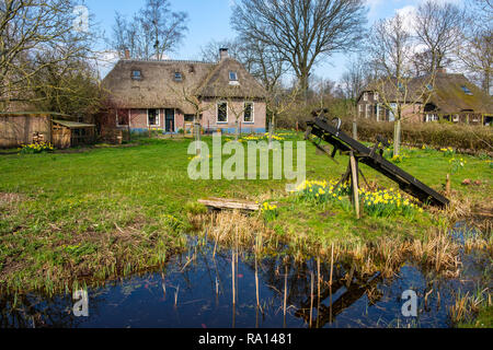 Der frühe Frühling Blick auf Giethoorn, Niederlande, ein traditionelles holländisches Dorf mit Kanälen und urige reetgedeckte Bauernhäuser. Stockfoto