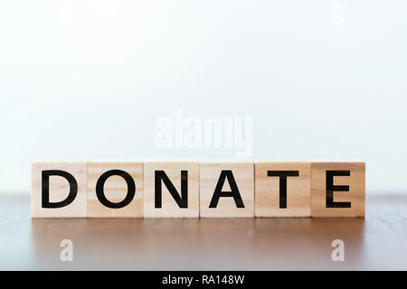 Spenden Wort auf Holzwürfel geschrieben Stockfoto