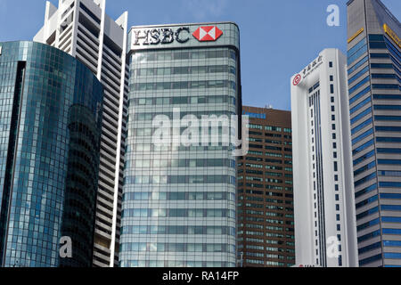 Die Wolkenkratzer des Singapore Business Finanzviertel Raffles Place, um mit der Bank von China, Maybank und HSBC im Vordergrund. Stockfoto