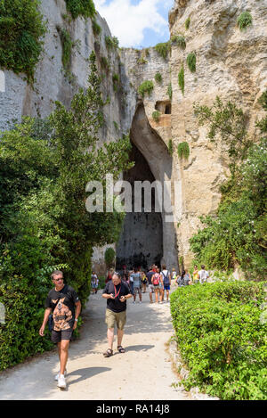 Syrakus, Sizilien, Italien - 23 August 2017: Touristen besuchen Ohr des Dionysios Höhle im Archäologischen Park in Syrakus. Stockfoto