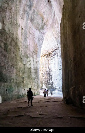 Syrakus, Sizilien, Italien - 23 August 2017: Touristen besuchen Ohr des Dionysios Höhle im Archäologischen Park in Syrakus. Stockfoto