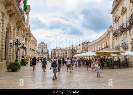 Syrakus, Sizilien, Italien - 23 August 2017: Touristen besuchen die Piazza del Duomo, dem Hauptplatz der Insel Ortigia. Stockfoto