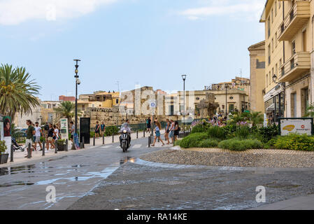 Syrakus, Sizilien, Italien - 23 August 2017: Menschen laufen über Dell Apollonion Straße in der Nähe der alten Tempel von Apollo in Syrakus auf der Insel Ortigia. Stockfoto