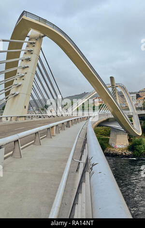 Brücke des Jahrtausends von Ourense, moderne Technik arbeiten mit Mirador, des Río Miño, Galizien, Spanien, Europa Stockfoto