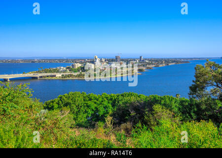 Mühle Punkt auf dem Swan River sehen von Kings Park in Perth, Western Australia. Sonnigen Tag, blauer Himmel mit kopieren. Perth skyline Luftbild. Stockfoto