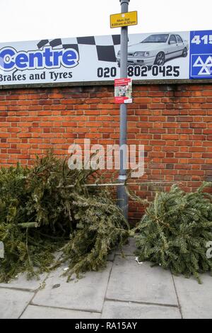 London, Großbritannien. 29 Dez, 2018. Weihnachtsbäume sind auf dem Bürgersteig außerhalb im Norden von London gesehen, nur vier Tage nach Weihnachten unter ''Keine Kippen'' Zeichen Fliegen. Credit: Dinendra Haria/SOPA Images/ZUMA Draht/Alamy leben Nachrichten Stockfoto