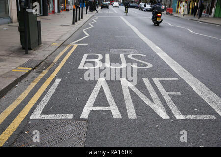 London, Großbritannien. 29 Dez, 2018. Ein bus Lane in London gesehen. Autofahrer zahlten £ 39 Mio. in Sanktionen in ganz England während 2017/18 nach der Kamera fahren oder Streunend in Busspuren gefangen wird nach den Angaben des Ministeriums für Wohnungswesen, Gemeinschaften und lokale Regierung freigegeben. Die Räte waren knapp über 13 Millionen £ zur Durchsetzung, einschließlich der Installation und Bedienung der Kameras, einen Gewinn von 26 Mio. £ ein Anstieg von 35 Prozent von 19 Mio. £ im Vorjahr. Credit: ZUMA Press, Inc./Alamy leben Nachrichten Stockfoto