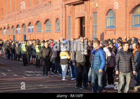 Glasgow, Schottland, Großbritannien. 29. Dezember, 2018. Förster haben 1-0 bei voller gewonnen - Zeit, zu Hause bei Ibrox Stadium, mit einem Tor durch Jack (30 Minuten). Früher, trotz massiver Polizeipräsenz, Rauchbomben waren bei der Ankunft der Keltischen team Bus geworfen. Inmitten der steigenden Spannungen, Fans waren neben Vor dem Kick-off um 12:30 Uhr gehalten, als auch nach dem Spiel. Polizisten gesehen nimmt die Massen außerhalb der Masse. Iain McGuinness/Alamy leben Nachrichten Stockfoto