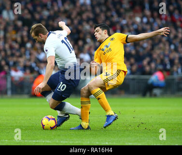 Wembley, Wembley, London, UK. 29 Dez, 2018. Tottenham Hotspur ist Harry Kane wird von Wolverhampton Wanderers" Raul Jimenez während der Premier League zwischen den Tottenham Hotspur und Wolverhampton Wanderers im Wembley Stadion, London, England am 29. Dezember 2018 in Angriff genommen. Credit: Aktion Foto Sport/Alamy leben Nachrichten Stockfoto