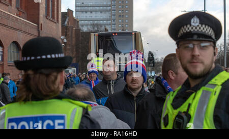 Glasgow, Schottland, Großbritannien. 29. Dezember, 2018. Förster haben 1-0 bei voller gewonnen - Zeit, zu Hause bei Ibrox Stadium, mit einem Tor durch Jack (30 Minuten). Früher, trotz massiver Polizeipräsenz, Rauchbomben waren bei der Ankunft der Keltischen team Bus geworfen. Inmitten der steigenden Spannungen, Fans waren neben Vor dem Kick-off um 12:30 Uhr gehalten, als auch nach dem Spiel. Polizisten gesehen nimmt die Massen außerhalb der Masse. Iain McGuinness/Alamy leben Nachrichten Stockfoto