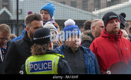 Glasgow, Schottland, Großbritannien. 29. Dezember, 2018. Förster haben 1-0 bei voller gewonnen - Zeit, zu Hause bei Ibrox Stadium, mit einem Tor durch Jack (30 Minuten). Früher, trotz massiver Polizeipräsenz, Rauchbomben waren bei der Ankunft der Keltischen team Bus geworfen. Inmitten der steigenden Spannungen, Fans waren neben Vor dem Kick-off um 12:30 Uhr gehalten, als auch nach dem Spiel. Polizisten gesehen nimmt die Massen außerhalb der Masse. Iain McGuinness/Alamy leben Nachrichten Stockfoto