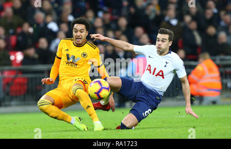 London, England - 29 Dezember, Wolverhampton Wanderers' 2018 Helder Costo Kerben seine Seiten dritte Ziel während der Premier League zwischen den Tottenham Hotspur und Wolverhampton Wanderers im Wembley Stadion, London, England am 29. Dez 2018. Credit: Aktion Foto Sport/Alamy leben Nachrichten Stockfoto