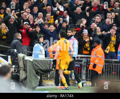 London, England - 29 Dezember, Wolverhampton Wanderers' 2018 Raul Jimenez feiert zählen seine Seiten zweite Ziel während der Premier League zwischen den Tottenham Hotspur und Wolverhampton Wanderers im Wembley Stadion, London, England am 29. Dez 2018. Credit: Aktion Foto Sport/Alamy leben Nachrichten Stockfoto