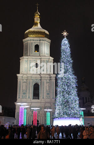 Kiew, Ukraine. 29. Dezember, 2018. Ein Blick auf die wichtigsten Weihnachtsbaum der Ukraine an der Hagia Sophia in Kiew, Ukraine, das am 29. Dezember 2018. Die wichtigsten Weihnachtsbaum der Ukraine beleuchtet war auf St. Nikolaus Tag, 19. Dezember mit dem Hauptthema der Dekoration als Nordlicht. Credit: Serg Glovny/ZUMA Draht/Alamy leben Nachrichten Stockfoto