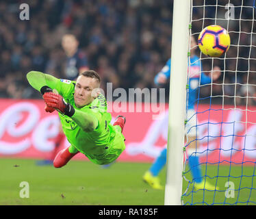 Stadio San Paolo, Neapel, Italien. 29 Dez, 2018. 29. Dezember 2018, Stadio San Paolo, Neapel, Italien; Serie A Fußball, Napoli gegen Bologna; Lukasz Skorupski von Bologna macht ein Sparen durch seine Post Credit: Aktion plus Sport/Alamy leben Nachrichten Stockfoto