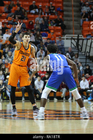 Stillwater, OK, USA. 29 Dez, 2018. Oklahoma State Guard Lindy Gewässer, III (21) Ruft ein spielen Während ein Basketballspiel zwischen der Texas A&M University-Corpus Christi Inselbewohner und Oklahoma State Cowboys an Gallagher - Arena in Stillwater, OK. Grau Siegel/CSM/Alamy leben Nachrichten Stockfoto