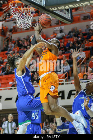 Stillwater, OK, USA. 29 Dez, 2018. Oklahoma State vorwärts Cameron McGriff (12) versucht zu zählen, während ein Basketballspiel zwischen der Texas A&M University-Corpus Christi Inselbewohner und Oklahoma State Cowboys an Gallagher - Arena in Stillwater, OK. Grau Siegel/CSM/Alamy leben Nachrichten Stockfoto