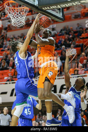 Stillwater, OK, USA. 29 Dez, 2018. Oklahoma State vorwärts Cameron McGriff (12) versucht zu zählen, während ein Basketballspiel zwischen der Texas A&M University-Corpus Christi Inselbewohner und Oklahoma State Cowboys an Gallagher - Arena in Stillwater, OK. Grau Siegel/CSM/Alamy leben Nachrichten Stockfoto