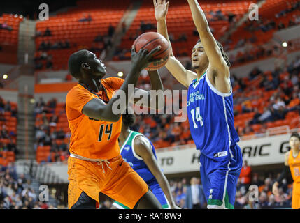 Stillwater, OK, USA. 29 Dez, 2018. Oklahoma State vorwärts Yor Anei (14) sieht zu zählen, während ein Basketballspiel zwischen der Texas A&M University-Corpus Christi Inselbewohner und Oklahoma State Cowboys an Gallagher - Arena in Stillwater, OK. Grau Siegel/CSM/Alamy leben Nachrichten Stockfoto