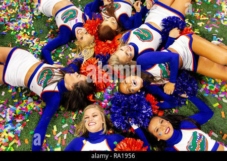 Atlanta, GA, USA. 29 Dez, 2018. Florida Gators Cheerleaders spielen in der Konfetti nach dem Gewinn der Küken-fil-ein Pfirsich-schüssel bei Mercedes-Benz-Stadion in Atlanta, GA. (Scott Kinser/Cal Sport Media) Credit: Csm/Alamy leben Nachrichten Stockfoto